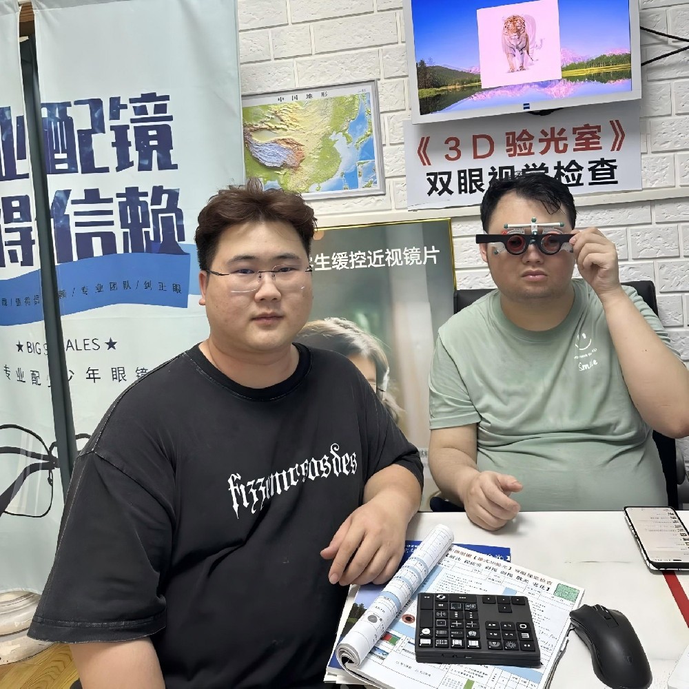 赞！郑志军、黄富城两校友反哺母校捐赠先进教学设备